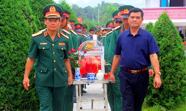 Điện Biên An táng 12 hài cốt liệt sỹ quân tình nguyện Việt Nam hy sinh tại Lào